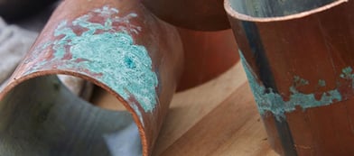 Tubo de cobre corroído