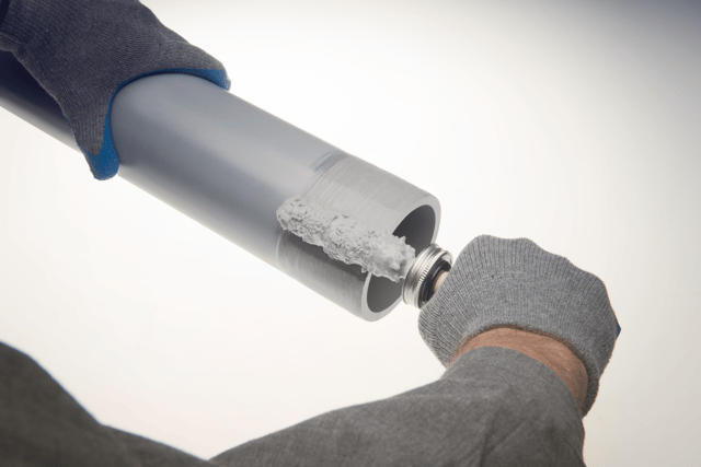Aplicar cimento solvente no exterior do tubo