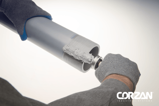 Aplicación de cemento solvente a una tubería Corzan CPVC
