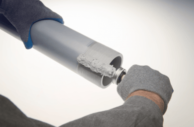 Aplicação de cimento solvente em tubos de cpvc