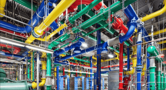 Tubos coloridos em ambiente indústrial